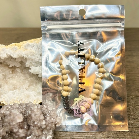 Vitality - Black Sacred Arrow Wood Diffuser Bracelet - Picture 3 of 4